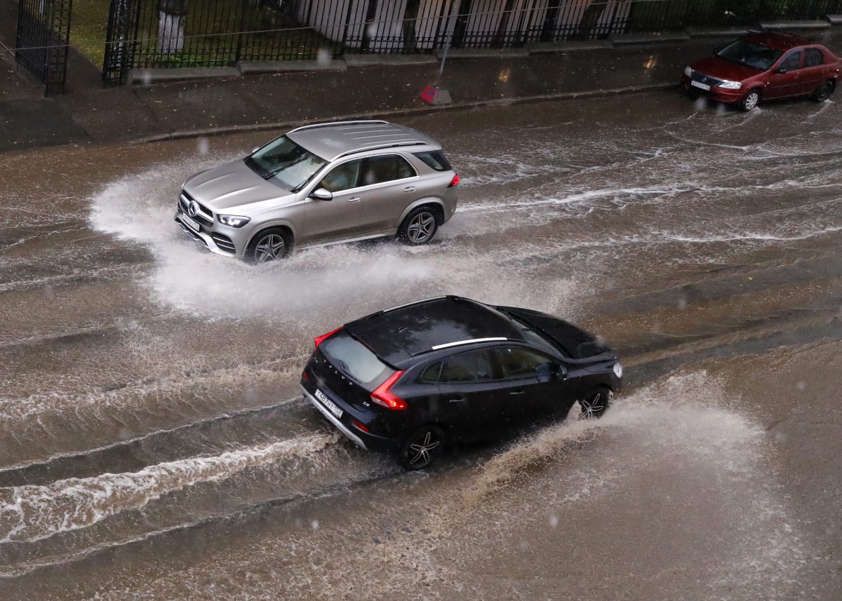 Водителям напомнили о штрафах за намеренный проезд по луже возле пешехода